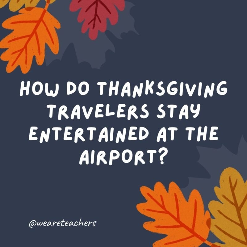 How do Thanksgiving travelers stay entertained at the airport?