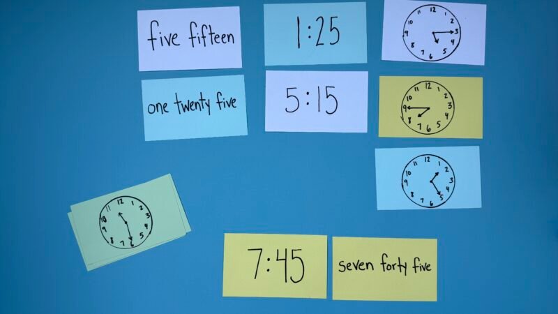 Colored flashcards with images of clocks on them